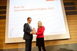 Marie-Christine Ostermann überreicht Carsten Linnemann den Preis der nächsten Generation 2012