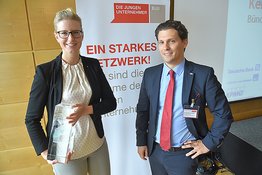 Preisträgerin Katrin Albsteiger und der Vorsitzende von DIE JUNGEN UNTERNEHMER Dr. Hubertus Porschen beim Gipfel der Jungen Unternehmer in Dortmund.